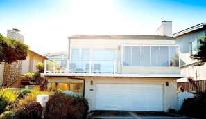 Exterior - Tides In - Monterey Beach House - Oceanfront, Walk to Fisherman's Wharf (Monterey)