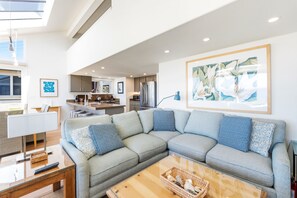 TV, fireplace, stereo - Tides In - Monterey Beach House - Oceanfront, Walk to Fisherman's Wharf (Monterey)