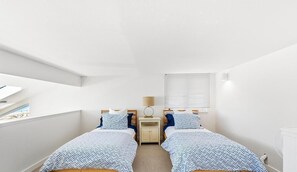 4 bedrooms, iron/ironing board, internet, bed sheets - Tides In - Monterey Beach House - Oceanfront, Walk to Fisherman's Wharf (Monterey)