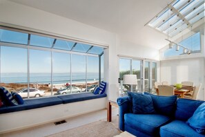 TV, fireplace, stereo - Tides In - Monterey Beach House - Oceanfront, Walk to Fisherman's Wharf (Monterey)