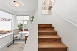 Interior - Tides In - Monterey Beach House - Oceanfront, Walk to Fisherman's Wharf (Monterey)