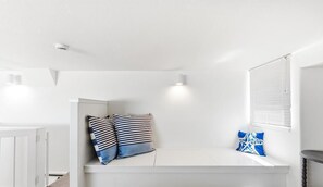 Interior - Tides In - Monterey Beach House - Oceanfront, Walk to Fisherman's Wharf (Monterey)