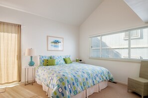 4 bedrooms, iron/ironing board, internet, bed sheets - Tides In - Monterey Beach House - Oceanfront, Walk to Fisherman's Wharf (Monterey)