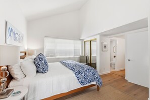 4 bedrooms, iron/ironing board, internet, bed sheets