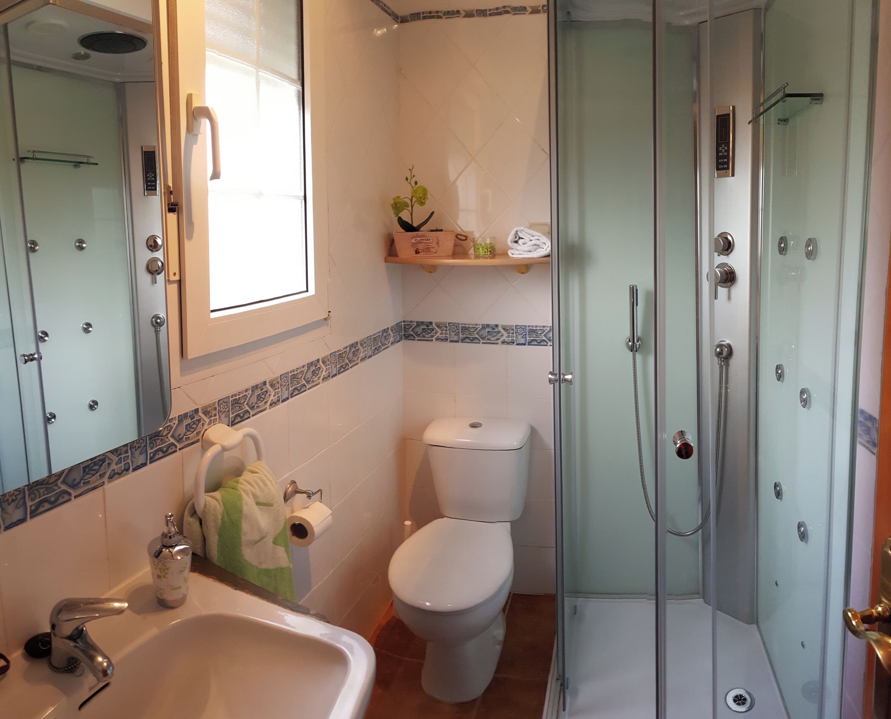 Ducha y bañera combinadas, secador de pelo, bidé y toallas
