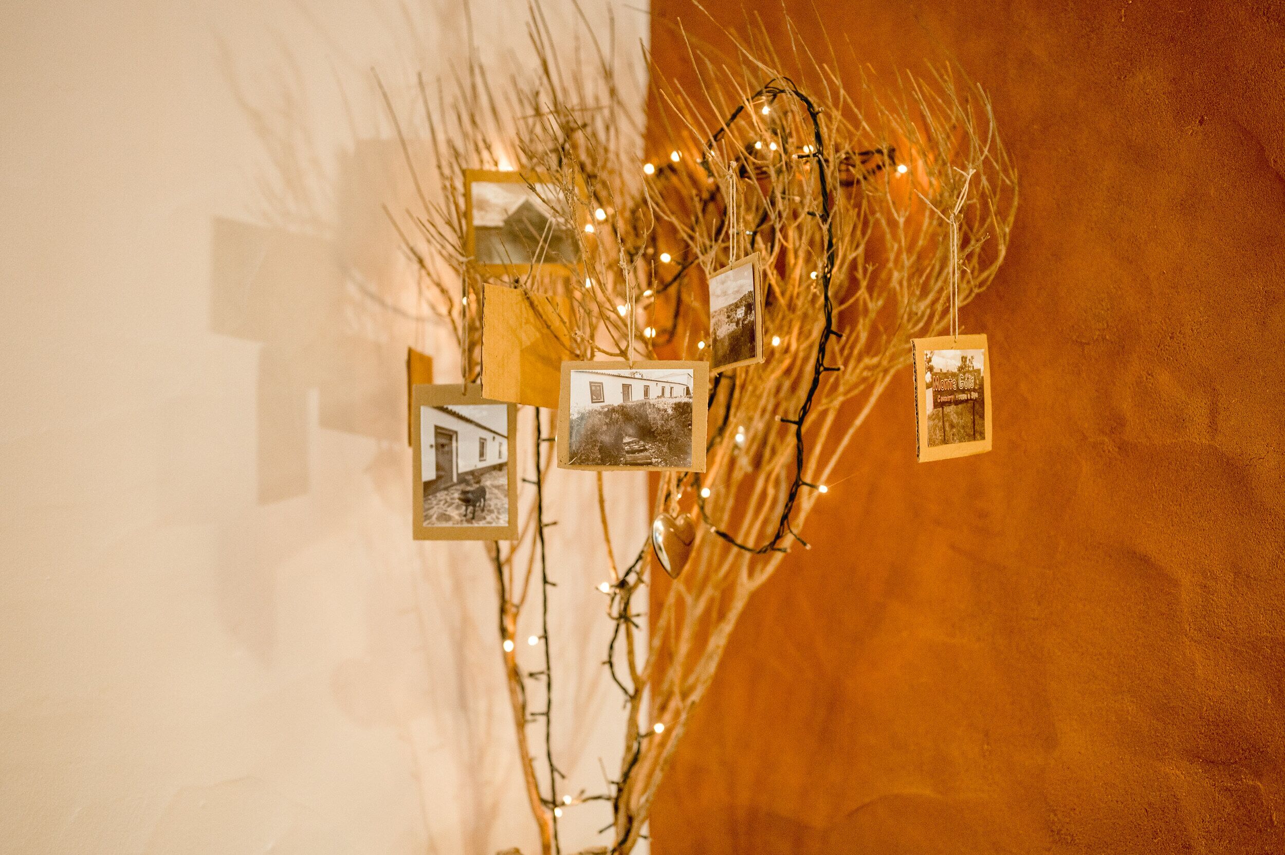 Una pared decorada con fotografías y luces de cadena.