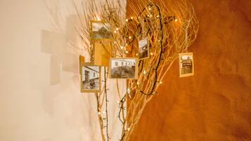 Una pared decorada con fotografías y luces de cadena.
