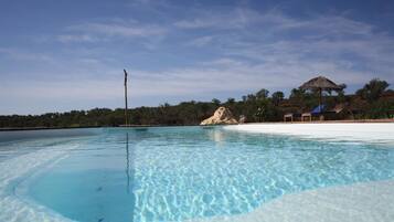 2 piscines a l'aire lliure (horari: 08:00-20:00), para-sols i gandules