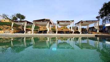 2 piscines extérieures, parasols de plage, chaises longues