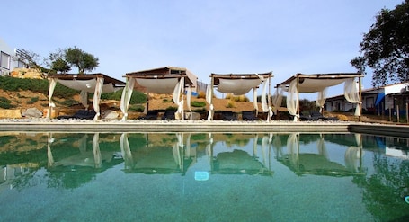 2 piscinas al aire libre, sombrillas, sillones reclinables de piscina
