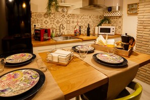 Frigorifero, microonde, piano cottura, macchina per tè/caffè