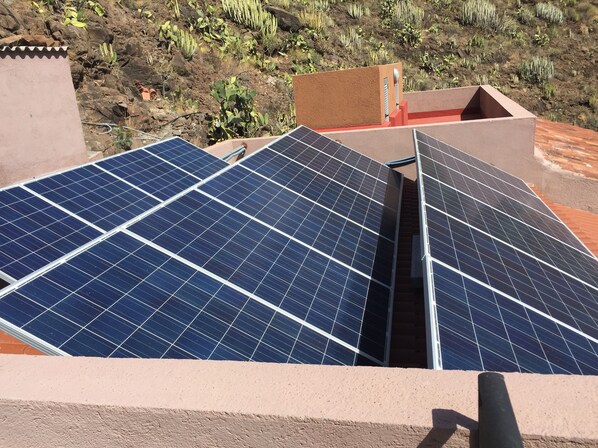 Paneles solares en la azotea.
