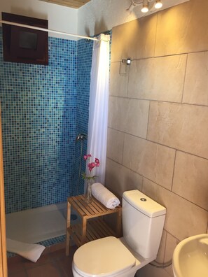 Douche, sèche-cheveux, serviettes fournies, savon