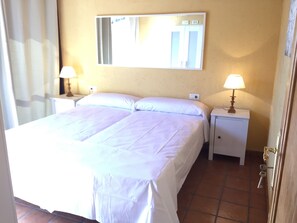 1 chambre, fer et planche à repasser, Wi-Fi gratuit, draps fournis