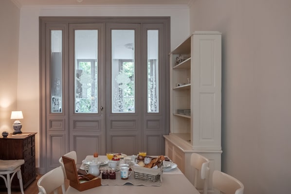 Dagelijks continentaal ontbijt inbegrepen