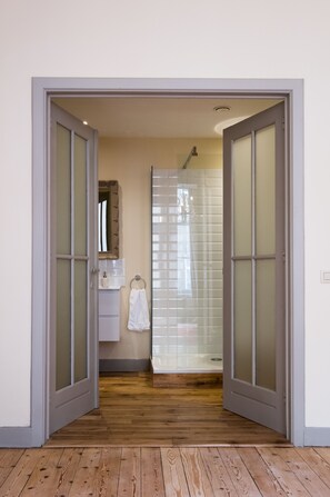 Deluxe kamer, 1 twee- of 2 eenpersoonsbedden, uitzicht op de stad | Badkamer | Een douche, gratis toiletartikelen, een haardroger, handdoeken