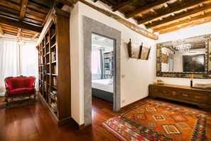 3 habitaciones, escritorio, tabla de planchar con plancha y wifi