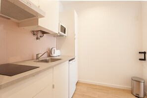 Kühlschrank, Mikrowelle, Herdplatte, Wasserkocher mit Kaffee-/Teezubehör