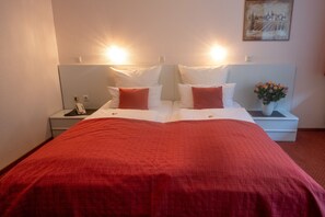 Brankas, ruang kerja ramah laptop, tirai kedap cahaya, dan kedap suara