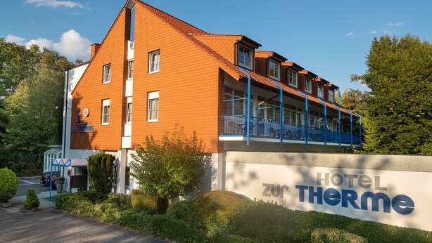 A hotel building with a prominent sign reading "Hotel zurtherme." - Flair Hotel zur Therme (Erwitte)