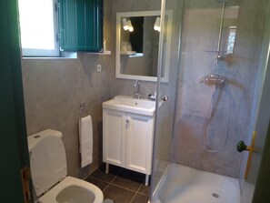 Dusche, Haartrockner, Handtücher, Toilettenpapier