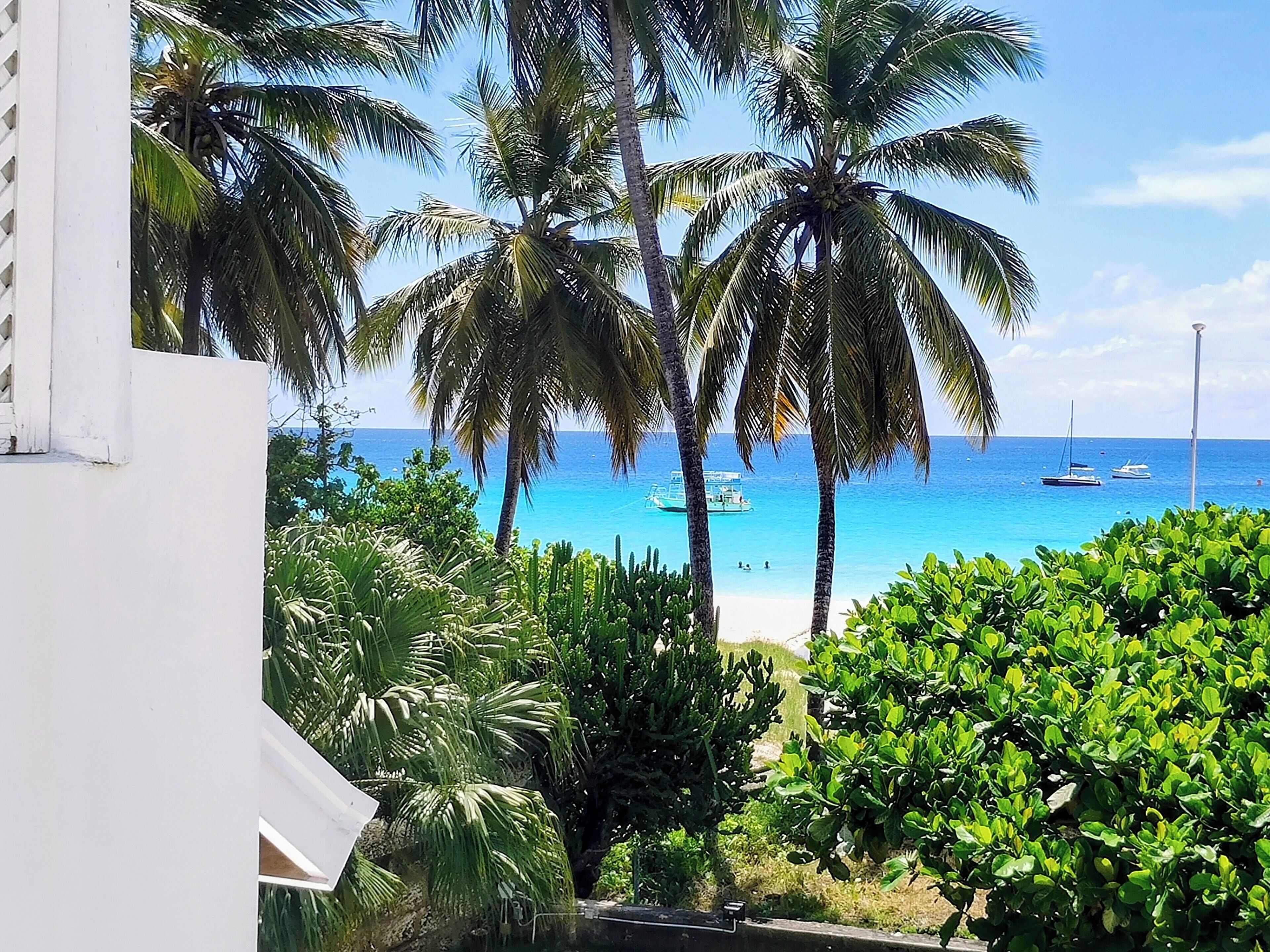 Beach nearby, sun loungers, beach towels