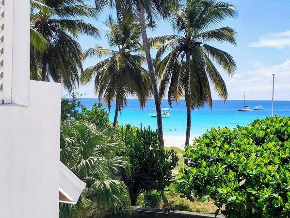 Beach nearby, sun-loungers, beach towels
