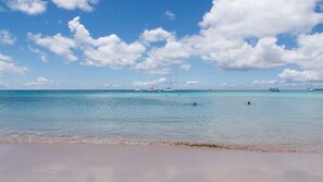 在海灘附近、躺椅、沙灘巾