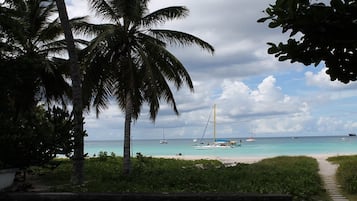 Beach nearby, sun-loungers, beach towels