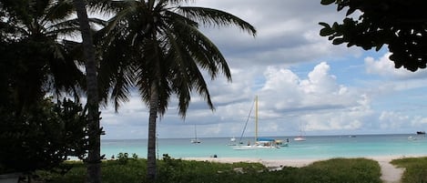 Beach nearby, sun-loungers, beach towels