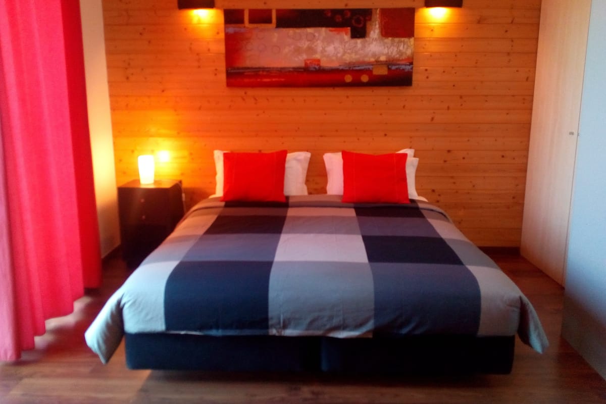 Een minibar, een bureau, een strijkplank/strijkijzer, gratis wifi