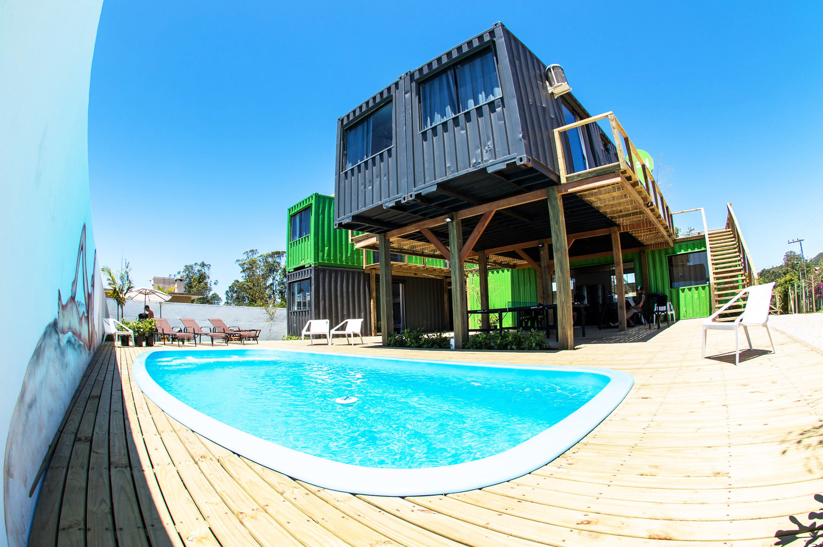 Utendørsbasseng og solsenger