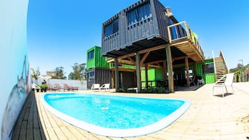 Piscina externa, espreguiçadeiras