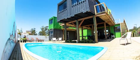 Utendørsbasseng og solsenger