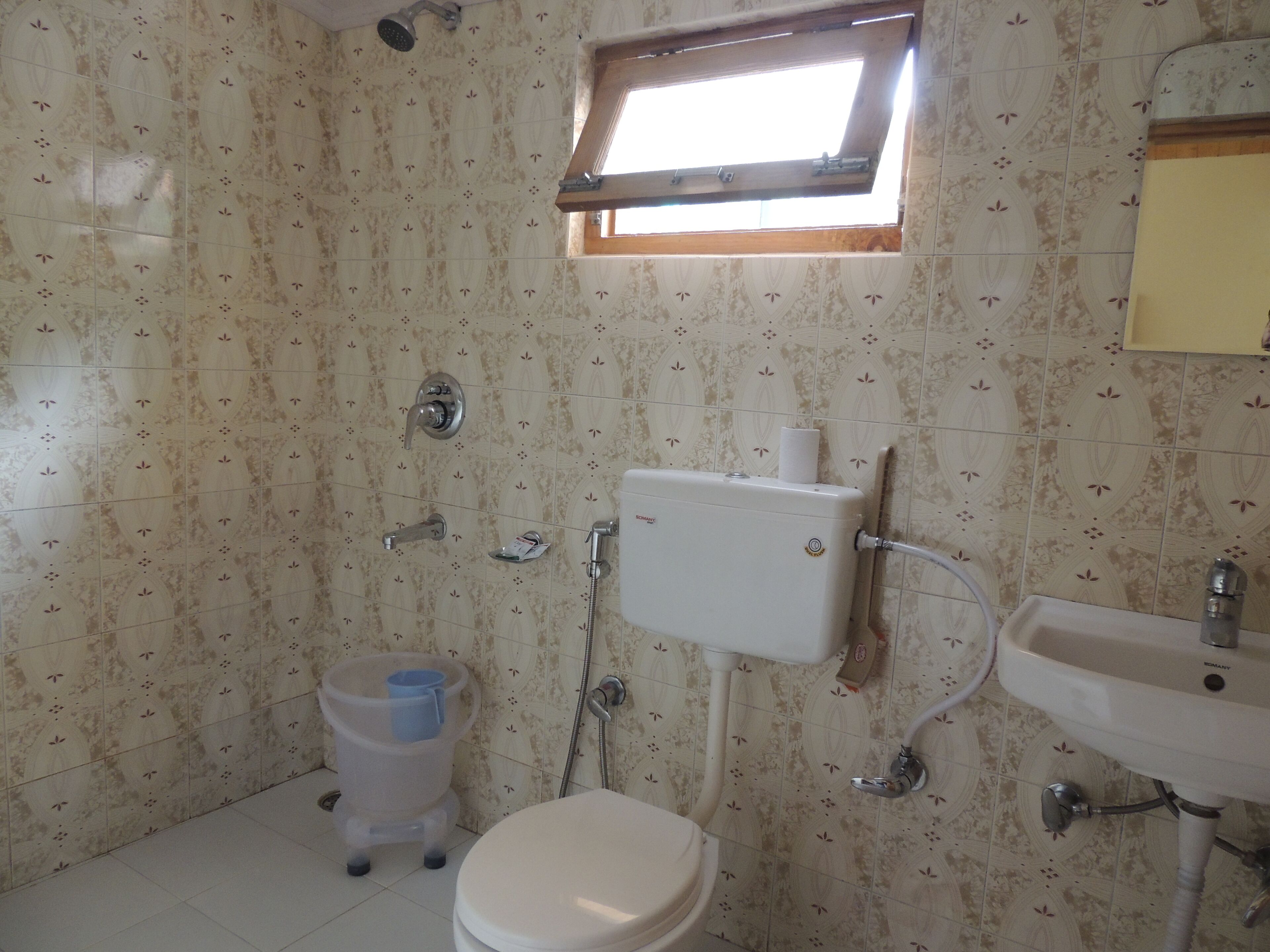 シャワー付き浴槽、タオル、シャンプー、トイレットペーパー