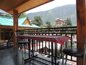 Outdoor dining - Explore the Charm of Manali with us staying at our stay . (Manali)