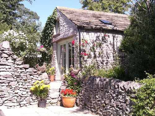 Stylish cottage for 2 guests, pet friendly, dining pub nearby, Chatsworth 10m.  