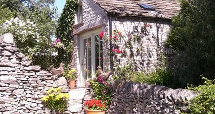 Stylish cottage for 2 guests, pet friendly, dining pub nearby, Chatsworth 10m.