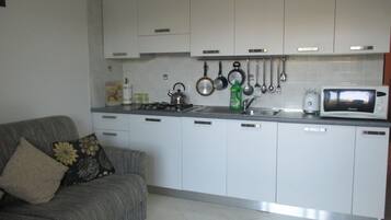 Refrigerador, microondas, placa de cocina, tostadora