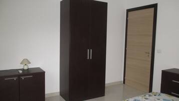 1 habitación, tabla de planchar con plancha, wifi y ropa de cama