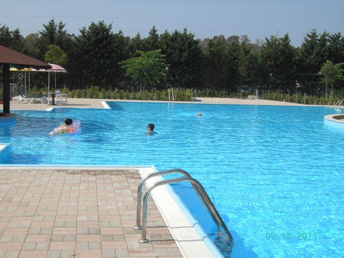 Sécurisez complexe, WiFi gratuit, une piscine, des courts de tennis, ainsi que de nombreuses autres installations.