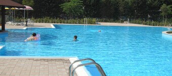 Sécurisez complexe, WiFi gratuit, une piscine, des courts de tennis, ainsi que de nombreuses autres installations.