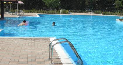 Sichern Sie komplexe, kostenlosem WiFi, Pool, Tennisplätze, sowie viele weitere Einrichtungen.