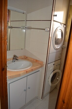 Combined shower/tub, hair dryer, towels, soap - L'Ocell Blau - Villa with private pool in Miami Playa, for 10 people  (MIAMI PLAYA)