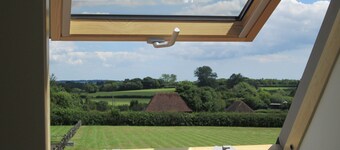 見事な景色を望む美しく、静かで、田舎の場所での納屋の改造。