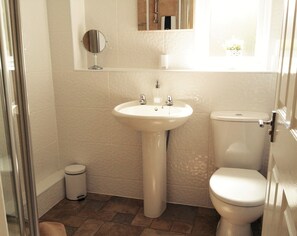 Apartment, 2 Bedrooms | Bathroom | Shower, hair dryer, towels - Modern 2 Bedroom Glasgow Apartment (Glasgow)