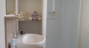 Shower, hair dryer, towels, toilet paper - A small peaceful place for family rest! (Nin)