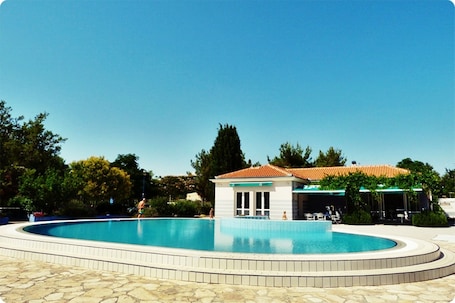 Piscine. Un petit endroit paisible pour se reposer en famille!