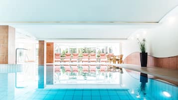 Piscine couverte, chaises longues