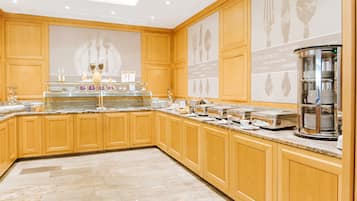Desayuno buffet (EUR 24 por persona)